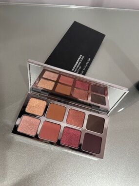 IL MAKIAGE Compact Makeup Palette - Black Box with Silver Case